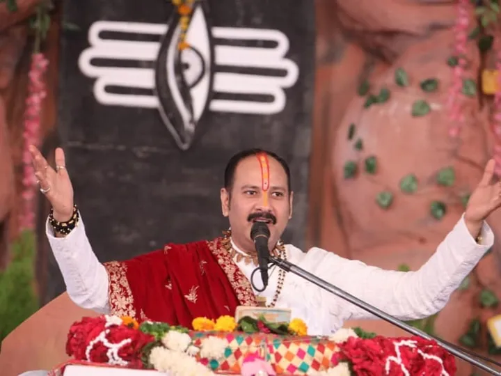 Pandit Pradeep Mishra: कैसे इतने मशहूर हो गए कुबेरेश्वर धाम वाले पंडित  प्रदीप मिश्रा? एक लोटा जल और रुद्राक्ष से करते हैं समाधान