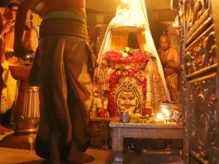 New Year welcomed with Bhasma Aarti of Lord Mahakal, crowd of devotees  gathered, 1 lakh devotees had darshan Ann | Happy New Year 2024: भगवान  महाकाल की भस्म आरती से हुआ नए