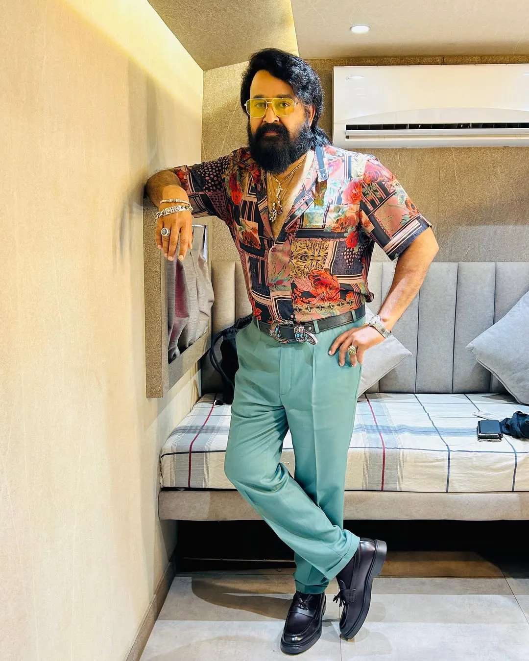 दरअसल हम बात कर रहे हैं साउथ सिनेमा में 40 साल से राज करने वाले सुपरस्टार मोहनलाल की. जिनको लेकर हाल ही में एक बहुत बड़ी गुड न्यूज सामने आई थी. एक्टर को बहुत जल्द दादासाहेब फाल्के अवॉर्ड से सम्मानित किया जाएगा. मोहनलाल को दादासाहेब फाल्के पुरस्कार 23 सितंबर को 71वें राष्ट्रीय फिल्म पुरस्कार समारोह में प्रदान किया जाएगा. ऐसे में हम आपको उनकी लाइफ से रूबरू करवा रहे हैं.