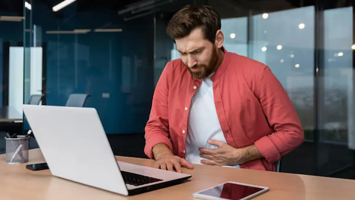 ऑफिस वर्कर्स में बढ़ रही है फैटी लिवर की श‍िकायत? एक्सपर्ट से जानें  सुरक्ष‍ित रहने के उपाय | fatty liver in office people prevention tips in  hindi | OnlyMyHealth