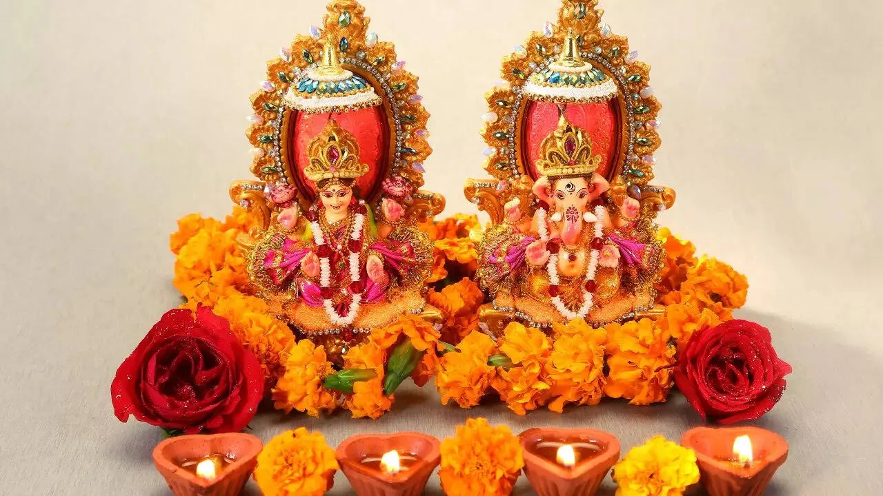 माँ लक्ष्मी को भगवान गणेश के बाईं ओर रखना चाहिए या दाईं ओर?