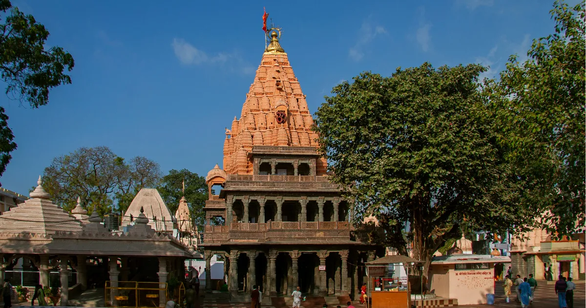 Mahakaleshwar Temple Ujjain: महाकालेश्वर मंदिर दर्शन का समय, भस्म आरती  बुकिंग, वीआईपी दर्शन टिकट मूल्य, ज्योतिर्लिंग फोटो - Mahakaleshwar Temple  Timings, Entry Fee, bhasma ...
