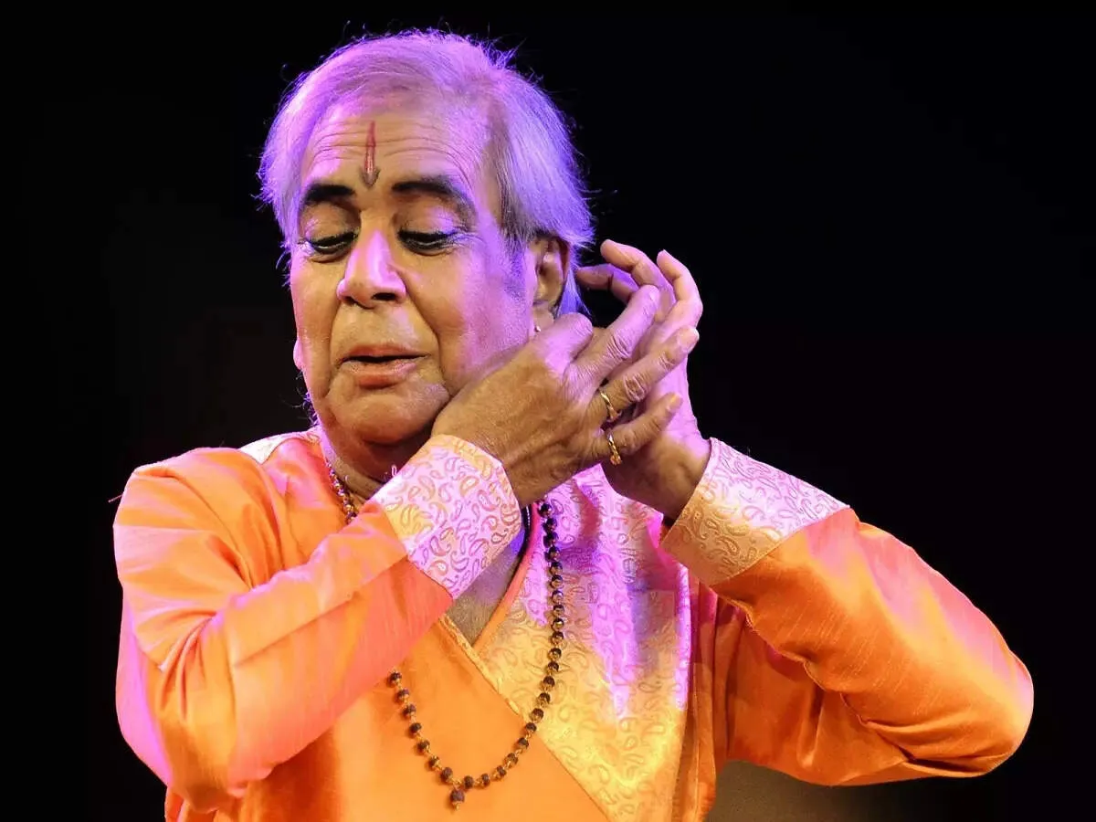 कथक सम्राट पंडित बिरजू महाराज का निधन, राष्ट्रपति से लेकर पीएम तक ने दी  श्रद्धांजलि: Kathak Maestro Pandit Birju Maharaj Passed Away, President  Kovind And PM Paid Tribute