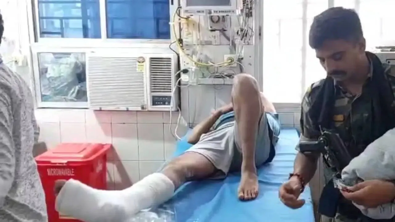 another bodyguard injured by tejashwi s vehicle in voter adhikar yatra  sheikhpura | तेजस्वी की गाड़ी से फिर लगी सुरक्षाकर्मी को टक्कर, टूटा पांव |  Times Now Navbharat