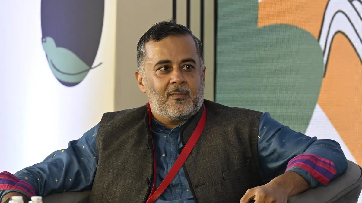 चेतन भगत ने नए भारत के शहरी युवाओं के लिए जीवन के नियम सुझाए - द हिंदू