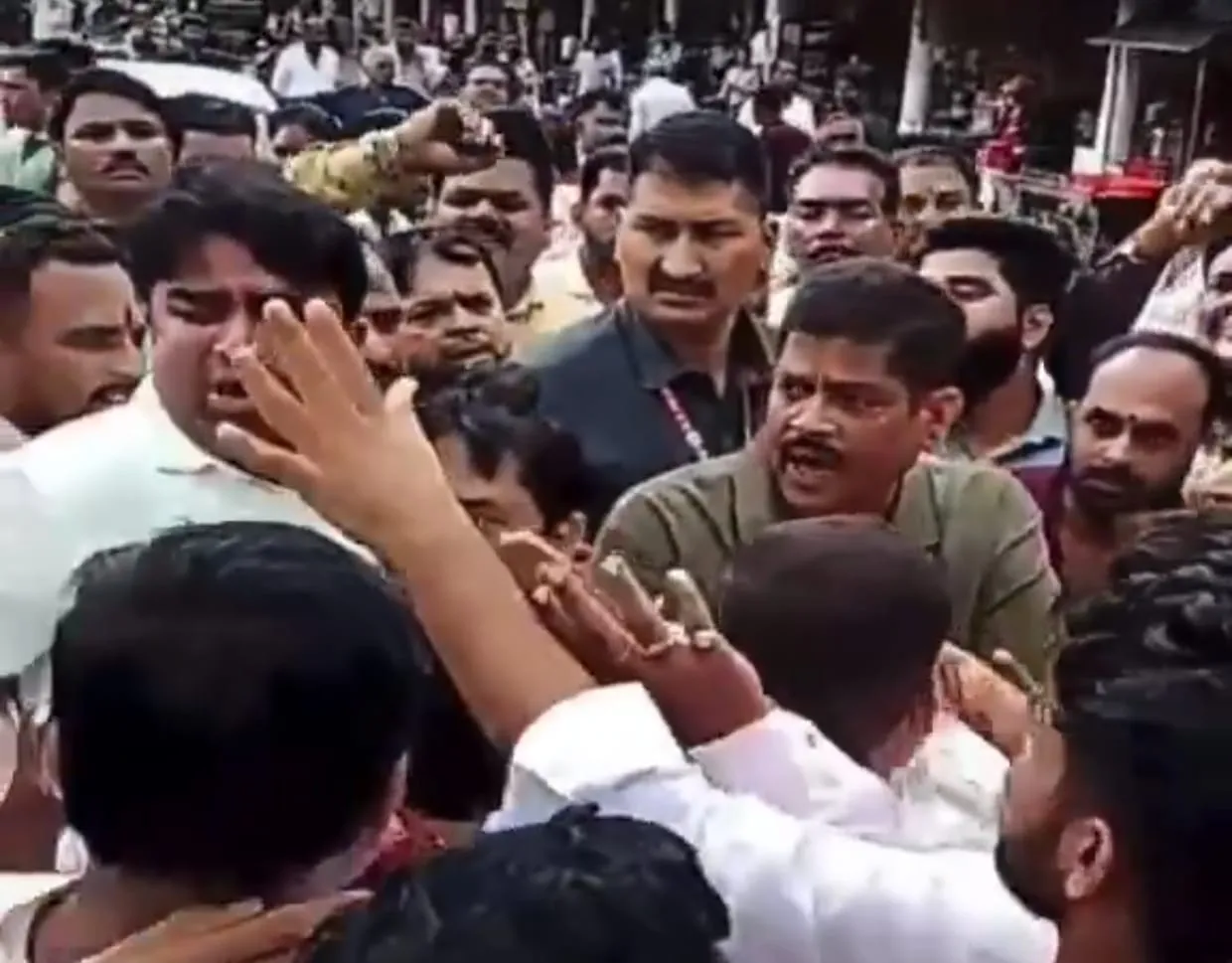 भाजपा विधायक सुदेश राय का गाली-गलौज का वीडियो वायरल, कांग्रेस कार्यकर्ताओं  को खुलेआम धमकाया