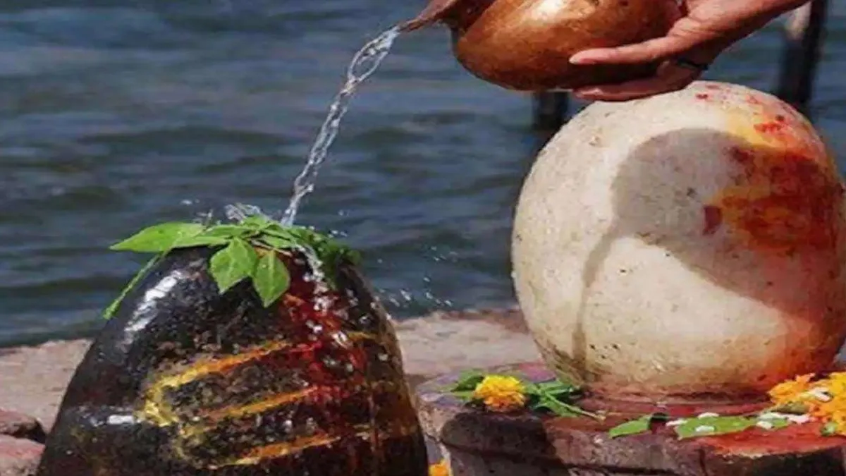shivling par jal chadhane ka sahi time or niyam What is the right time to  pour water on Shivling sawa 2023 shiv ji puja rules - India TV Hindi