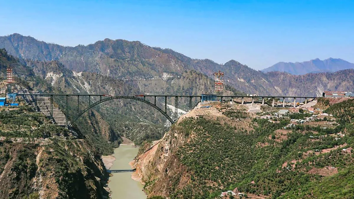 चिनाब ब्रिज के उद्घाटन की तारीख आ गई, बेमिसाल है दुनिया का सबसे ऊंचा रेलवे  पुल - India TV Hindi