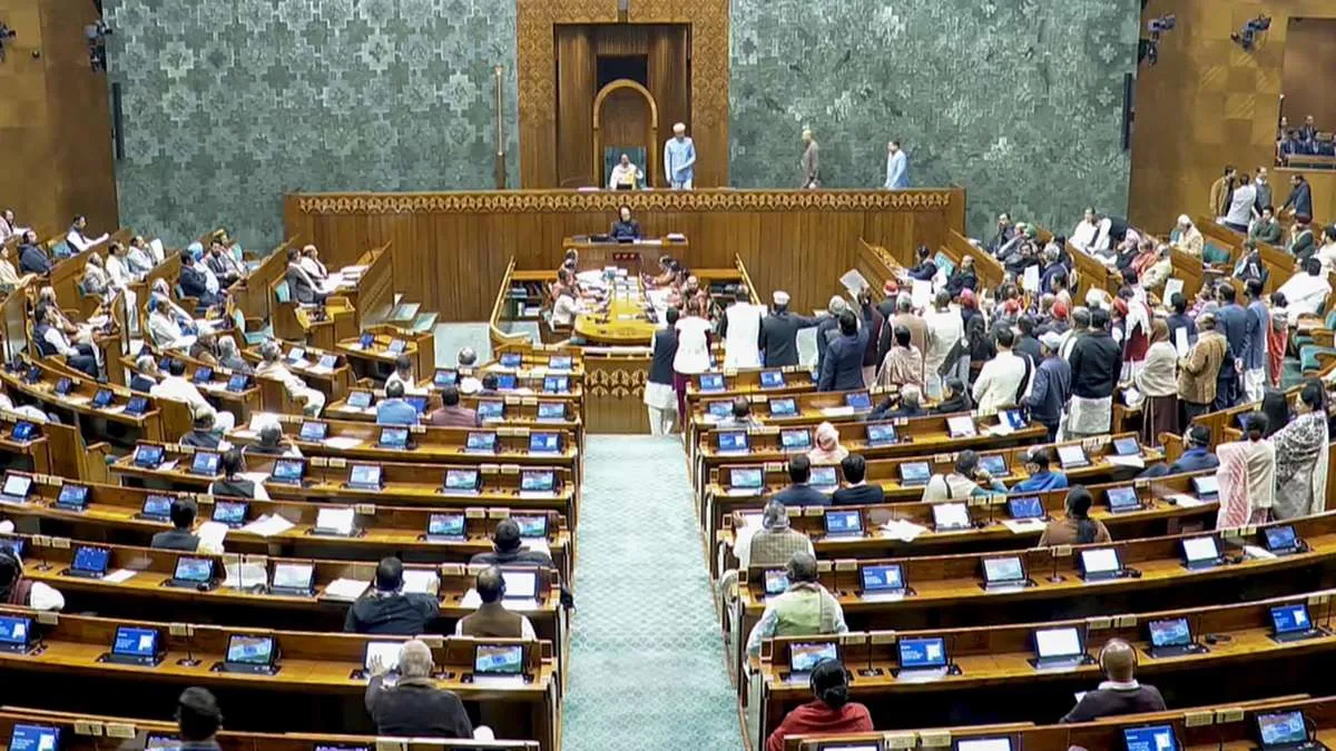 लोकसभा स्पीकर पर कागज फेंकने वाले 8 सांसदों के खिलाफ एक्शन, पूरे सत्र के लिए  सस्पेंड - India TV Hindi