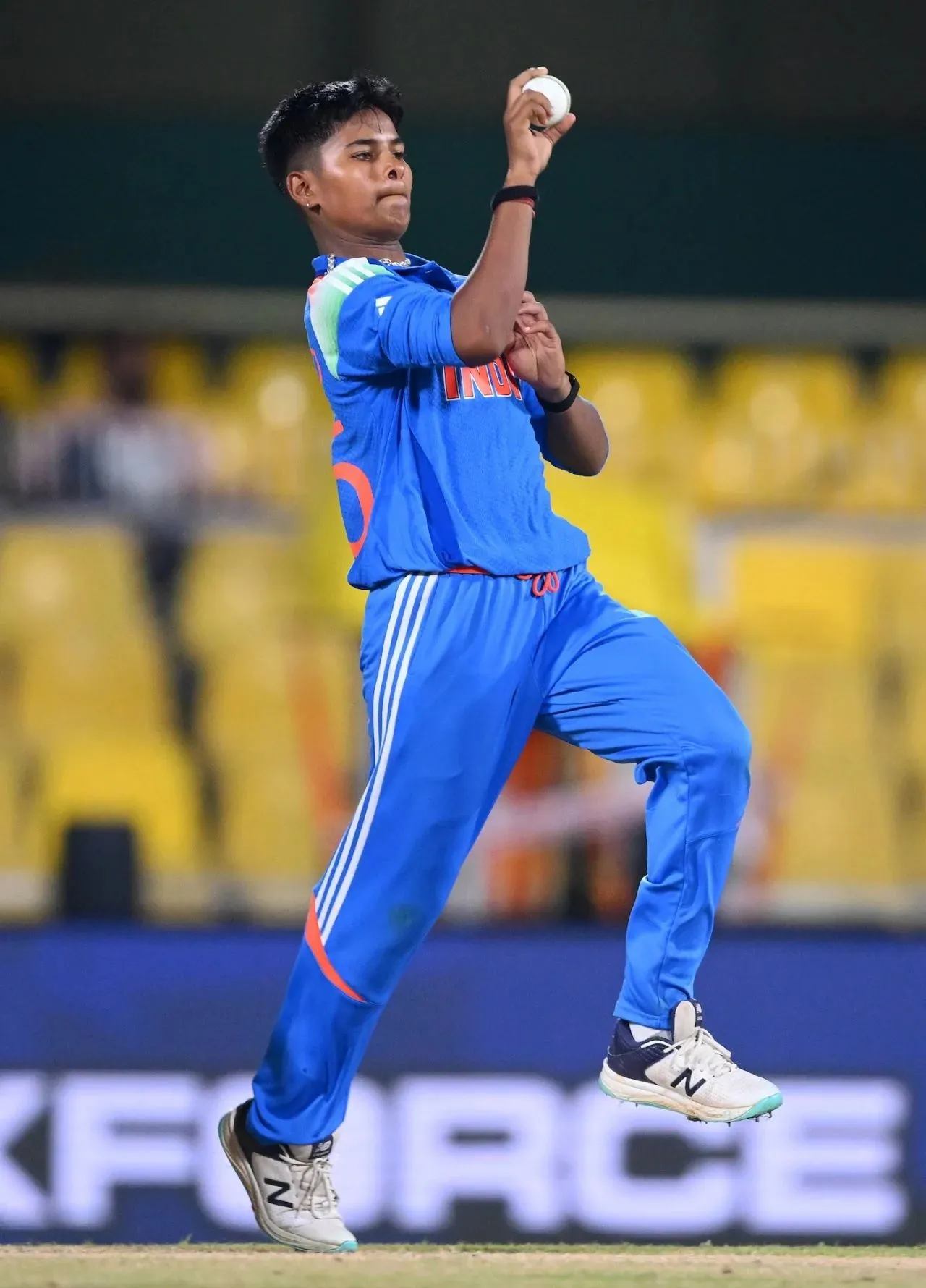 कौन हैं क्रांति गौड़, जिनकी तूफानी बॉलिंग के आगे पस्त हुआ PAK - Who is kranti  gaud india women cricketer ind vs pak tspoa