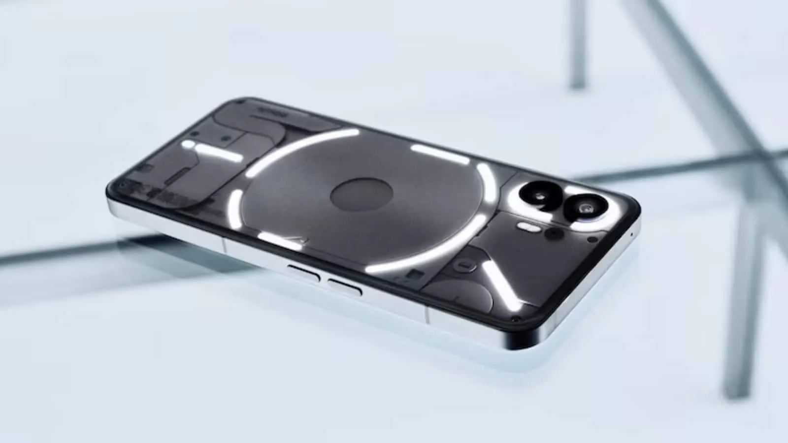  Nothing Phone (3a)  आप ऐसा स्मार्टफोन की तलाश में हैं जो स्मूद और क्लीन एक्सपीरियंस दे तो Nothing Phone (3a) एक बेस्ट ऑप्शन है। इसमें Android 15 बिना ब्लोटवेयर के मिलता है। साथ ही 3 साल के अपडेट्स और 6 साल की सिक्योरिटी पैचेस मिलते हैं। इसका प्रीमियम डिजाइन और 50MP टेलीफोटो लेंस वाला ट्रिपल कैमरा सेटअप कैमरा लवर्स के लिए प्लस पॉइंट है। Amazon Sale 2025 में इसका 8GB + 128GB वेरिएंट 22,900 रुपये में मिल रहा है।
