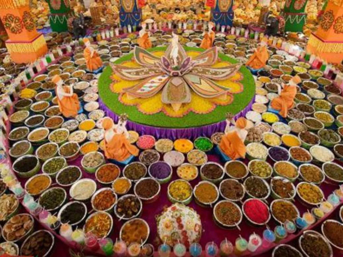 Chappan Bhog For Shri Krishna: Krishna is offered Chhappan Bhog on Shri Krishna  Janmashtami 2022- श्री कृष्ण को छप्पन भोग लगाने के पीछे है बड़ा कारण, जानिए  पौराणिक कथा