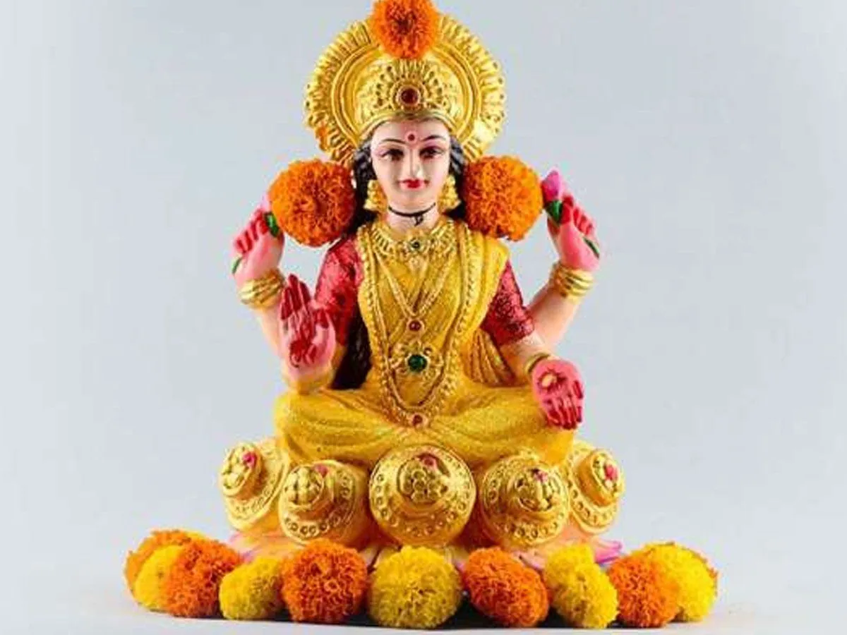भूलकर भी इस दिशा में ना रखें मां लक्ष्मी की मूर्ति‍, परेशान कर सकता है  आर्थिक संकट, Where To Place Laxmi Statue In House In Hindi
