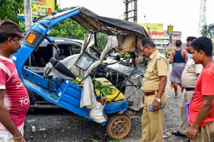 Accident | Four farmers travelling in e-rickshaw killed when truck rammed  the three-wheeler in Malda on Tuesday - Telegraph India