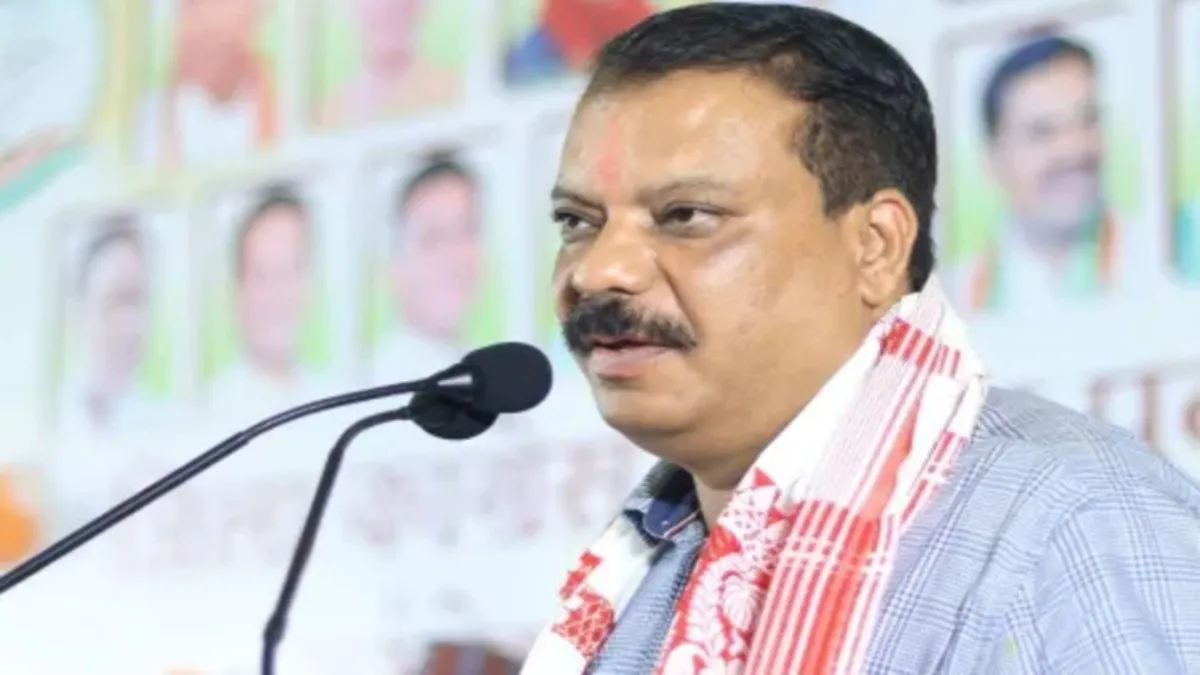 उमंग सिंघार ने छिंदवाड़ा कलेक्टर को भाजपा का बताया गुलाम, आरएसएस की चड्‌डी  पहनने की दी सलाह
