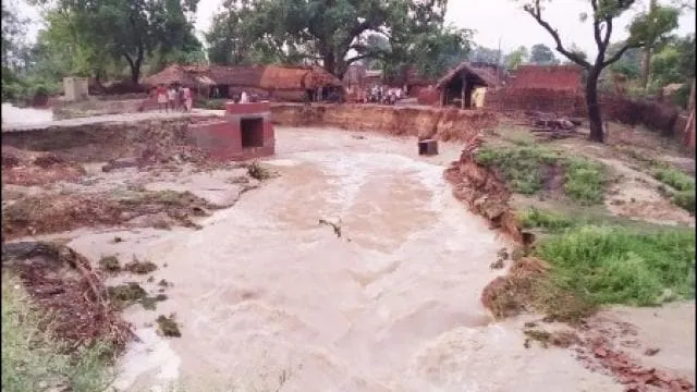 See photo: A flood of mountainous drains in Balrampur sparks massive  catastrophe traffic blockade many villages under water देखें फोटो :  बलरामपुर में पहाड़ी नालों की बाढ़ ने मचाई भारी तबाही, आवागमन