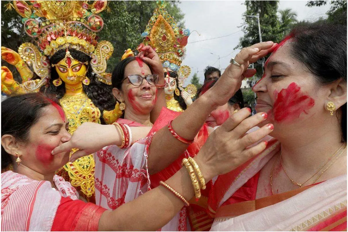 Durga Puja 2024 : बंगाल में सिंदूर खेला का है खास महत्व