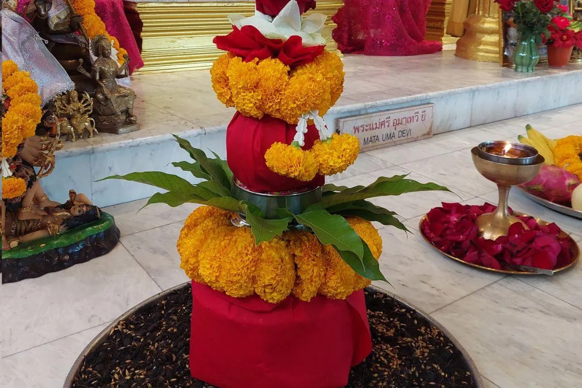 Navratri 2025: कलश स्थापना के लिए पूरी Puja Samagri List, जानें हर सामग्री  के बारे में, ताकि नवरात्रि पूजा हो पूरी और सफल