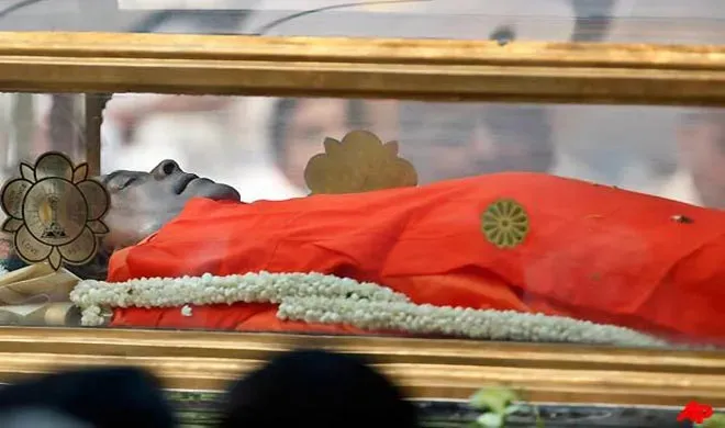 A photograph of Ashutosh Maharaj lying in a freezer has gone viral on social media. State officials have ordered his cremation, declaring him dead. His followers, however, reject the claim.