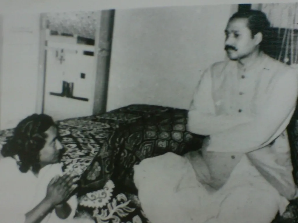 Sri Satpal Maharaj (Right) initiated him into sanyas on 14 April 1973, instructing him to wear orange and preach, considering his educational background.