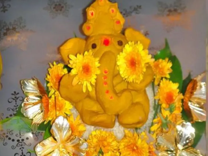 the Ganesha idol, Lord Ganesha worship tips, Turmeric idol of ganesh,  Shwetark Ganesh puja benefits | उपासना: सोने की और हल्दी की गांठ से बनी गणेश  प्रतिमा की पूजा से मिलता है