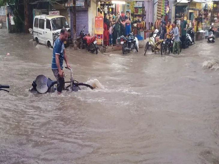 Some fell while taking care of themselves, some got trapped, the river  became a road | इंदौर में चंद घंटों की बारिश में भरा पानी: शहर की सड़कें  बनीं तालाब; लोग गिरते-गिरते