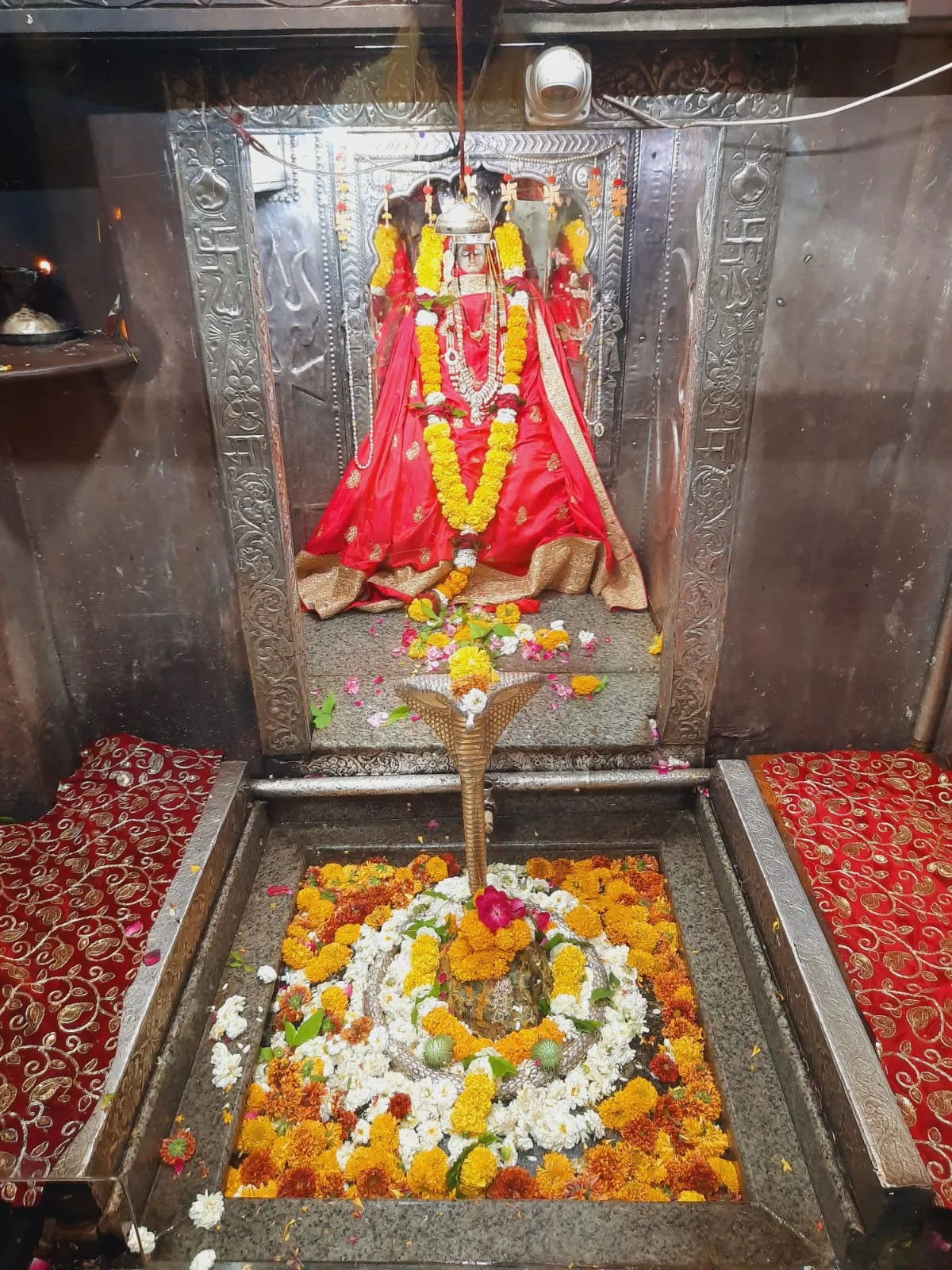 Begin the new year by visiting Lord Omkareshwar Jyotirlinga; gorgeous  floral make up