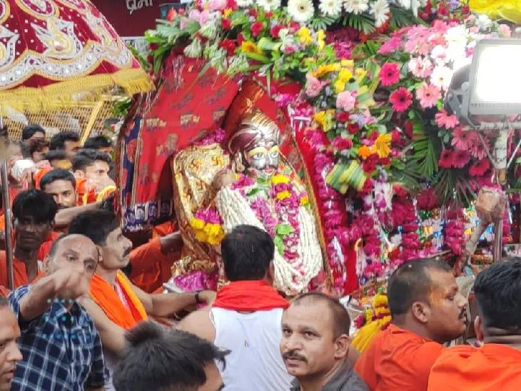 Mahakaleshwar (Mahakal) Ujjain Darshan Photos | Sawan 2022 First Monday |  भगवान महाकाल की शाही सवारी: उज्जैन में मनमहेश के रूप भक्तों को दिए दर्शन,  हरि-हर मिलन के बाद महाकाल ...
