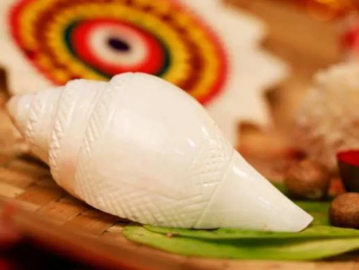 rituals of agahan month, margshirsh month significance, worship to lord  krishna, krishna puja vidhi | अगहन मास में शंख पूजा करने की है परंपरा: रोज  सुबह करें सूर्य की पूजा और कुछ