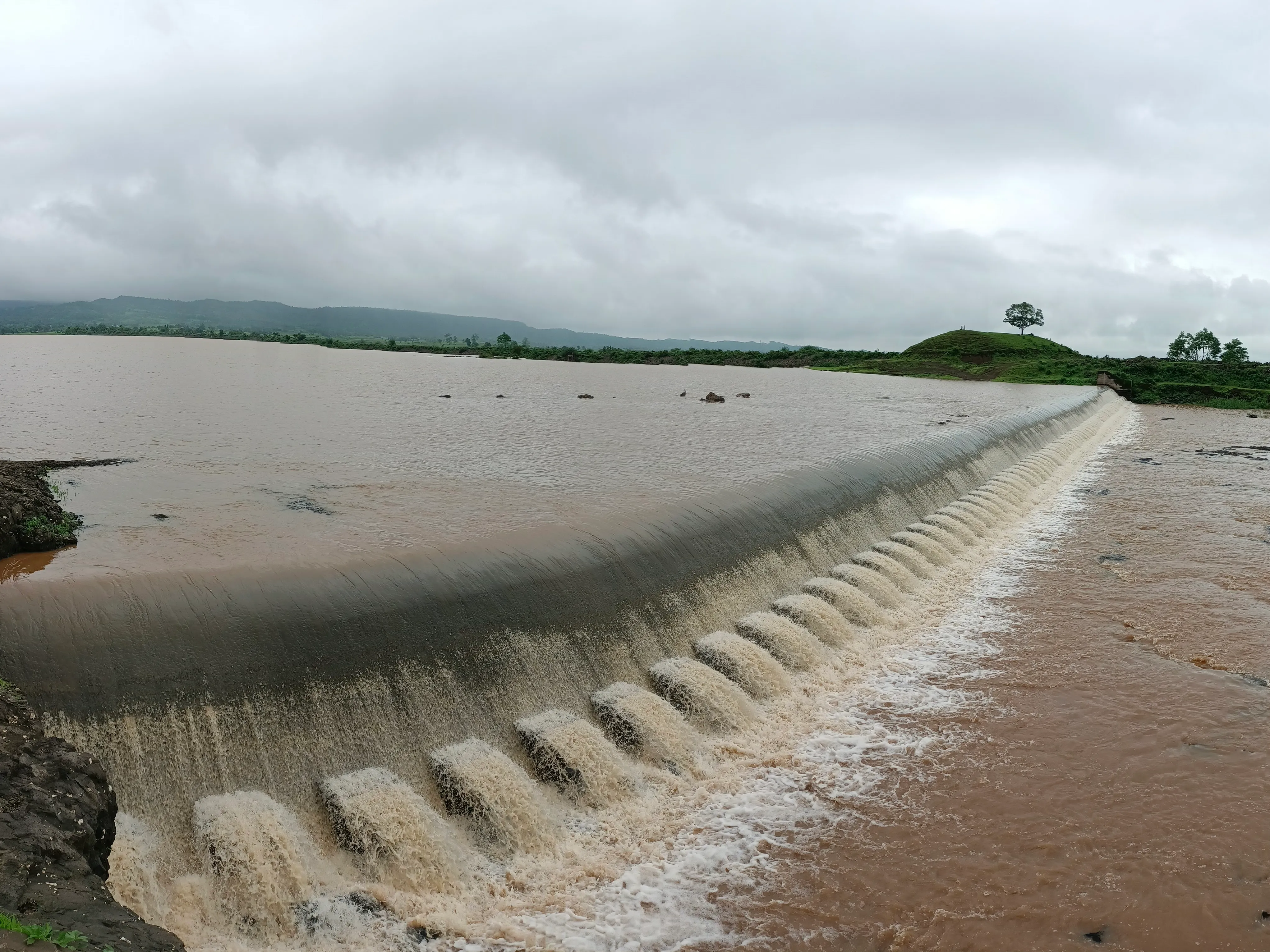 Water started flowing from the waste ware, the worry of irrigation and  drinking water of the city was removed. | सेंधवा में बारिश से रलावती तालाब  लबालब: वेस्ट वेयर से बहने लगा