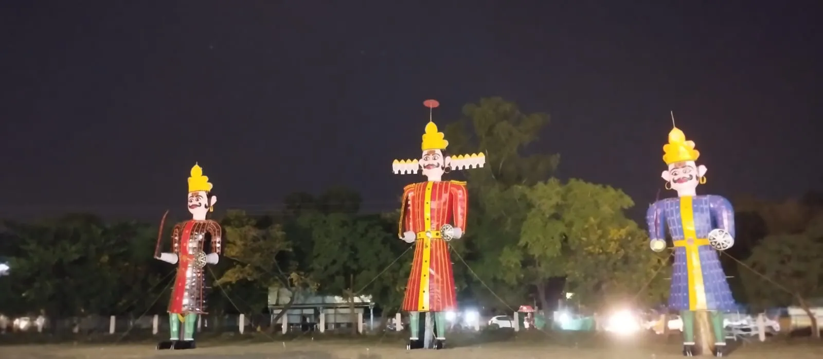 Burning of 105 feet high effigy of Ravana in Kolar | भोपाल में 105 फीट के  रावण का दहन: कोलार-बिट्‌टन मार्केट समेत 30 जगह आयोजन, आतिशबाजी भी हुई; चल  समारोह निकले -