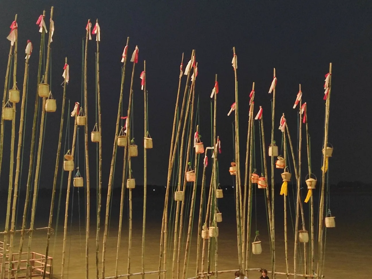 Every festival in Kashi is very unique and grand. | काशी में हर उत्सव बेहद  अनोखा व भव्य: कार्तिक मास में बनारस में लटकते हैं बांस के ऊपर टोकरी में  दीये, महीने