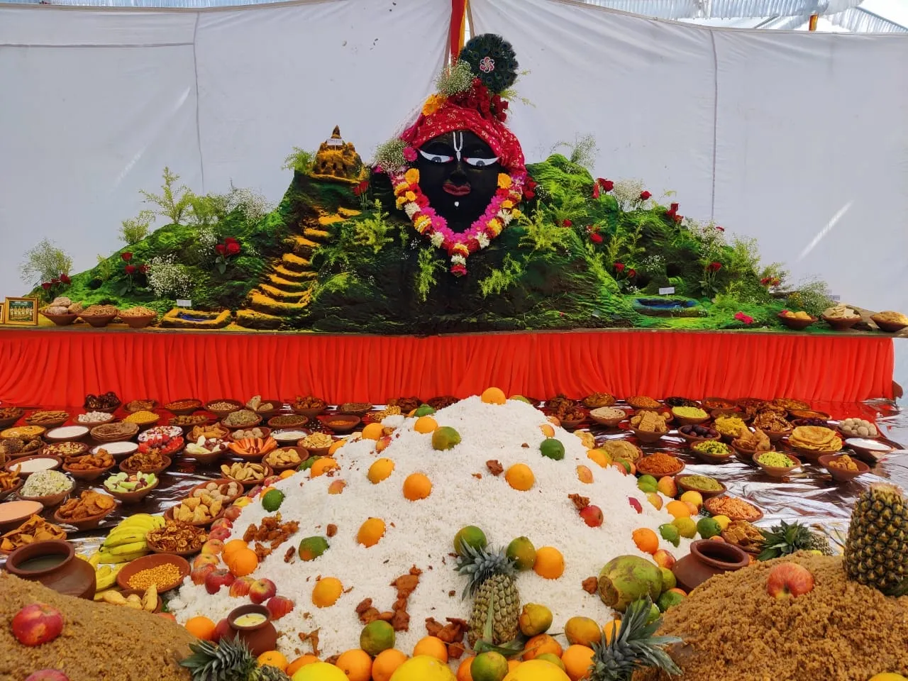 Govardhan Puja and Annakoot Mahotsav organized in ISKCON Temple | इस्कॉन  टेंपल में गोवर्धन पूजा और अन्नकूट महोत्सव: देश विदेश से हजारों भक्त  संकीर्तन में हुए शामिल - Bhopal ...