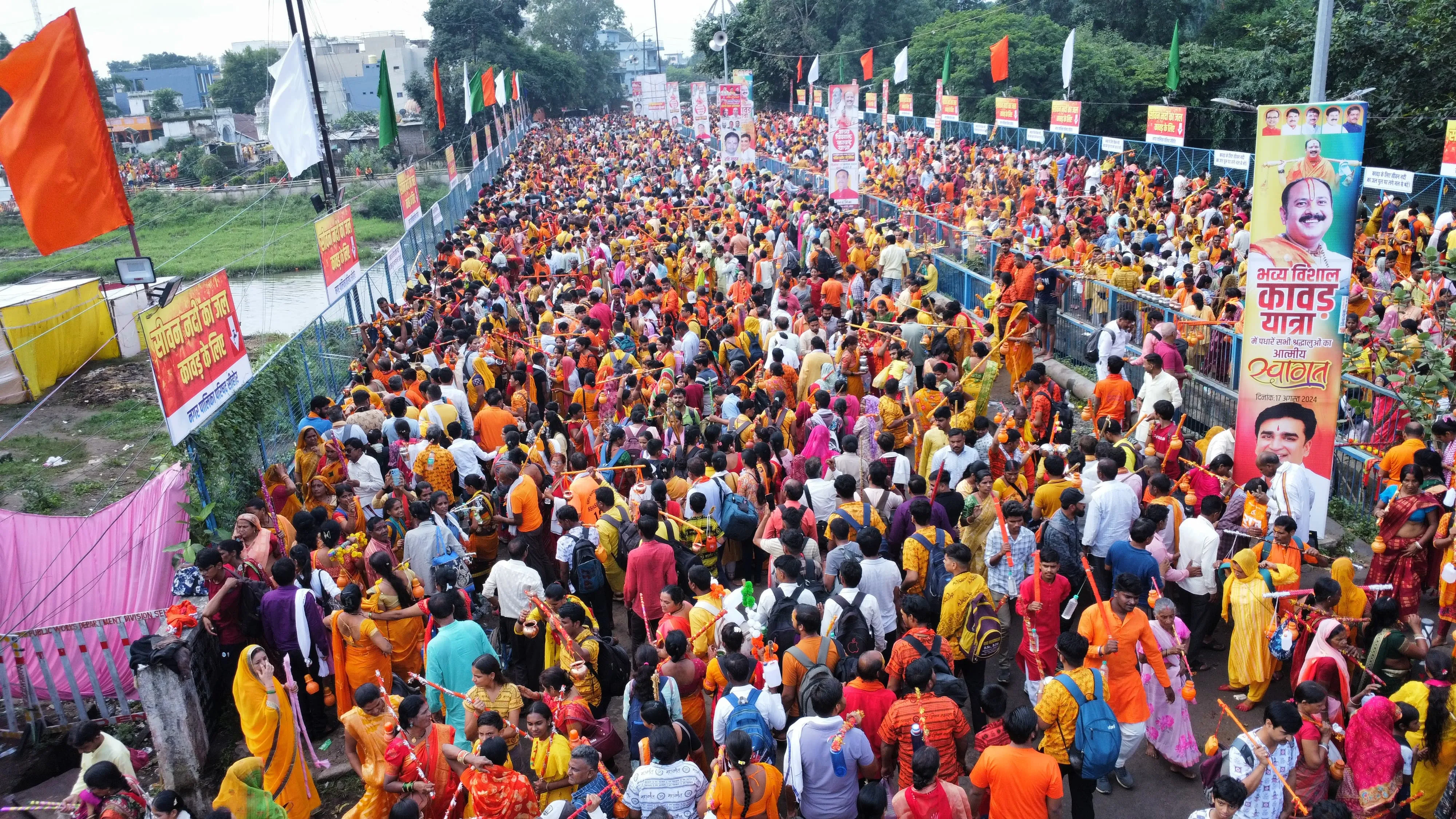 Kanwar Yatra started from Sewan river in Sehore, pandit pradeep mishra,  kubereshwar dham, bhopal-indore highway jam | पंडित प्रदीप मिश्रा ने निकाली  11km की कांवड़ यात्रा: भोपाल-इंदौर हाईवे पर ...