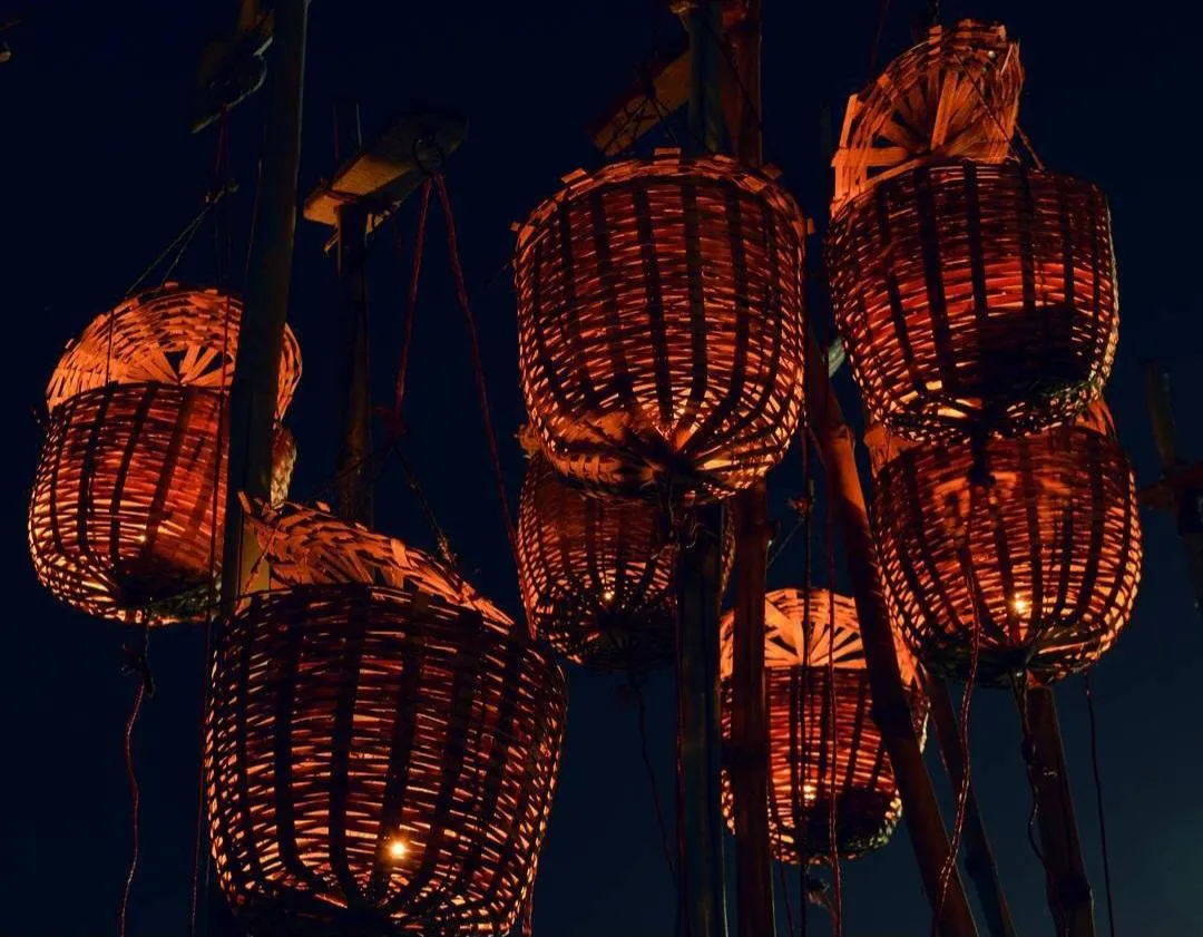 The banks of the Ganges lit up with the light of Akashdeep | आकाशदीप की  रोशनी से जगमगाया गंगा का किनारा: पूरे कार्तिक मास तक जलाए जाते हैं दीप,जाने  क्या है मान्यता -