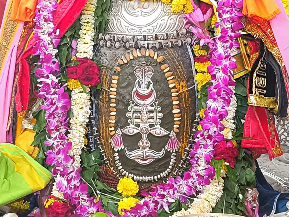 Lord Mahakal decorated in the form of a king after Panchamrit Abhishek,  worship and prayer | गुरुवार भस्म आरती दर्शन: भगवान महाकाल का पंचामृत अभिषेक,  पूजन-अर्चन कर किया राजा स्वरूप ...