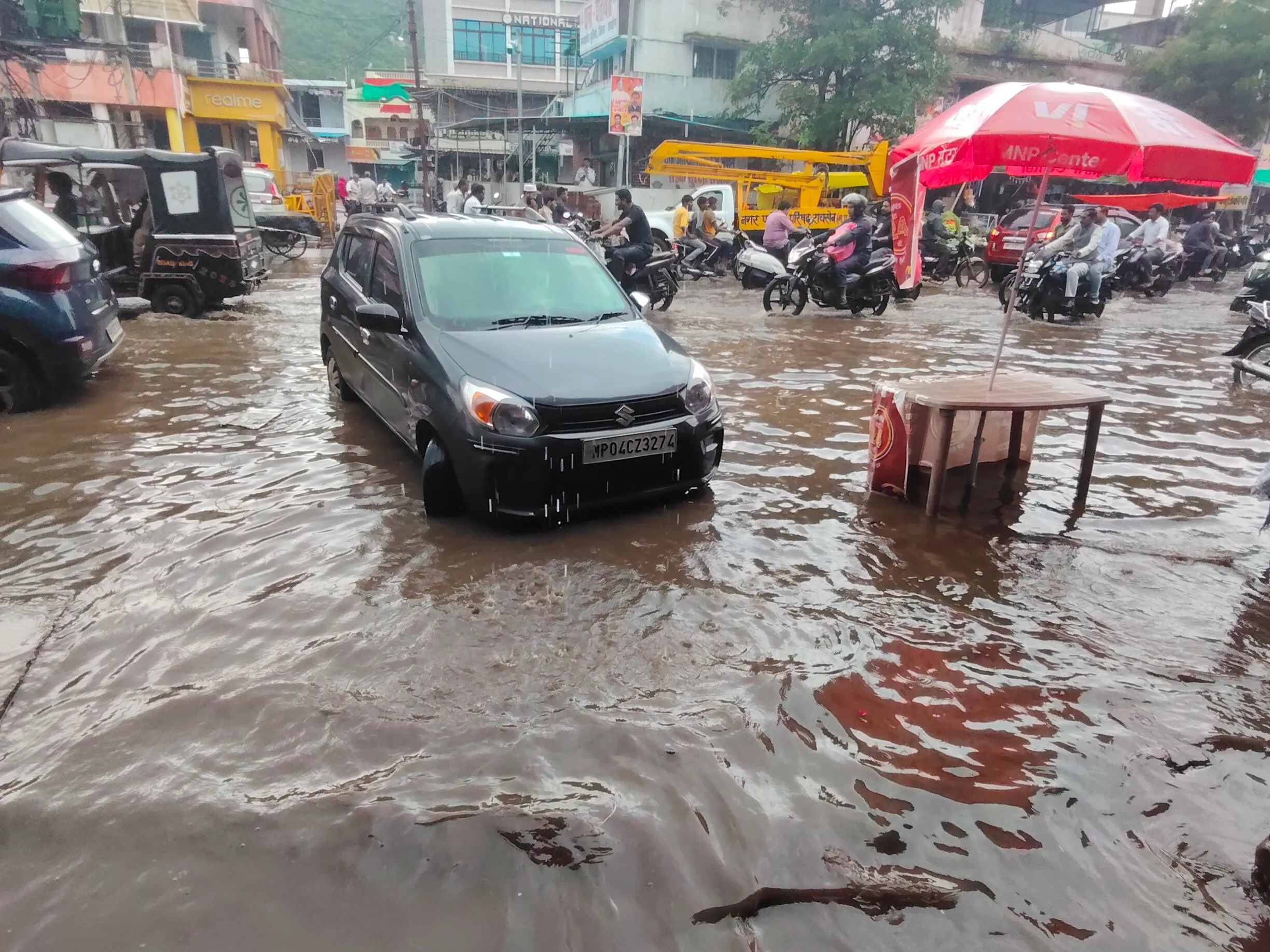 Water filled on roads due to half an hour of rain in Raisen | रायसेन में 20  मिनट बारिश से सड़कों पर भरा पानी: जिले में अब तक 569 मिलीमीटर बारिश, पिछले