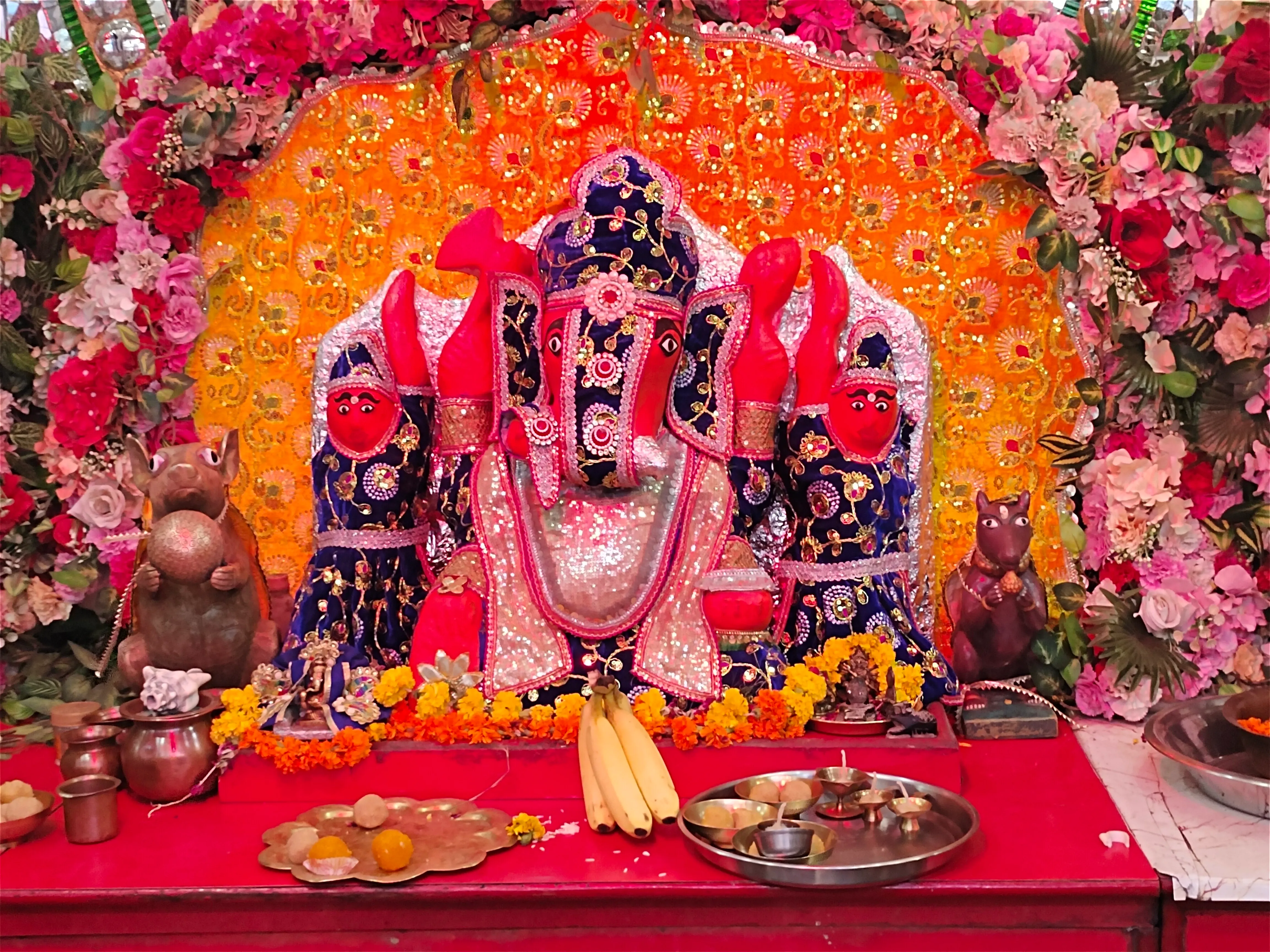 350 years old tradition of Ganesha of Gwalior | ग्वालियर के अर्जी वाले गणेश  की 350 साल पुरानी परंपरा: सिर्फ राजस्थानी लड्डू का लगता है भोग; विशेष पोशाक  से होगा ...