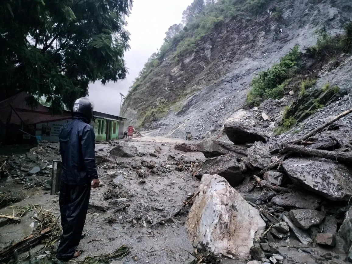 उत्तराखंड: चमोली में शुक्रवार को कई जगह लैंडस्लाइड हुआ। बद्रीनाथ नेशनल हाईवे भी बंद हो गया है।