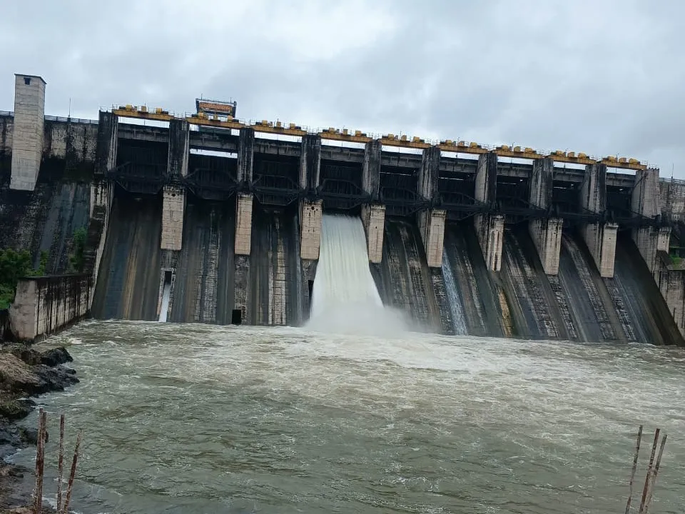 One gate of Maan Dam opened, water level reached 297 meters | मान डेम का एक  गेट खुला, जलस्तर 297 मीटर पहुंचा: टोंकी से बाकानेर तक छोटे पुल डूबे, नदी  किनारे अलर्ट