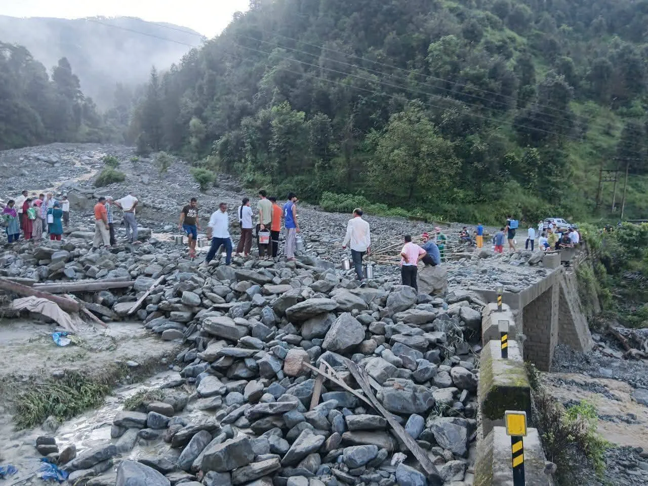 हिमाचल प्रदेश के मंडी जिले में बादल फटने के बाद फैला मलबा।