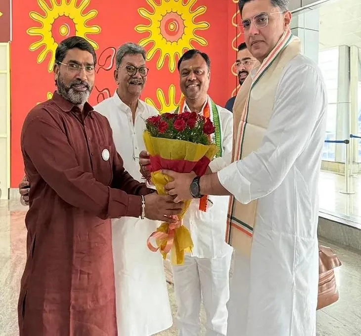एयरपोर्ट पर महंत और दीपक बैज ने पायलट का स्वागत किया।