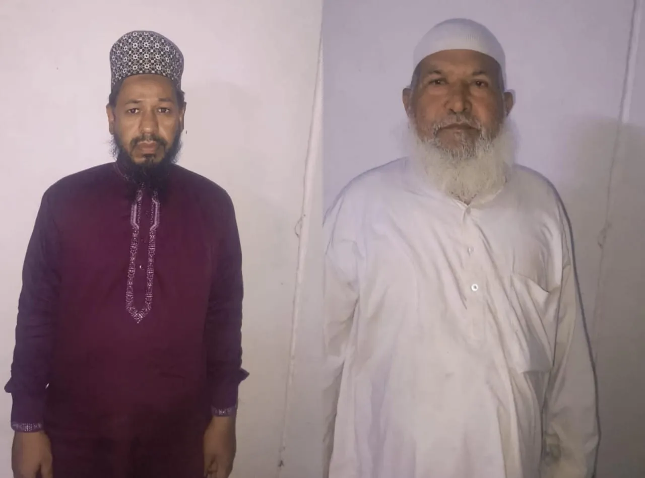 मस्जिद के सदर व इमाम पर पुलिस ने एफआईआर दर्ज की थी।