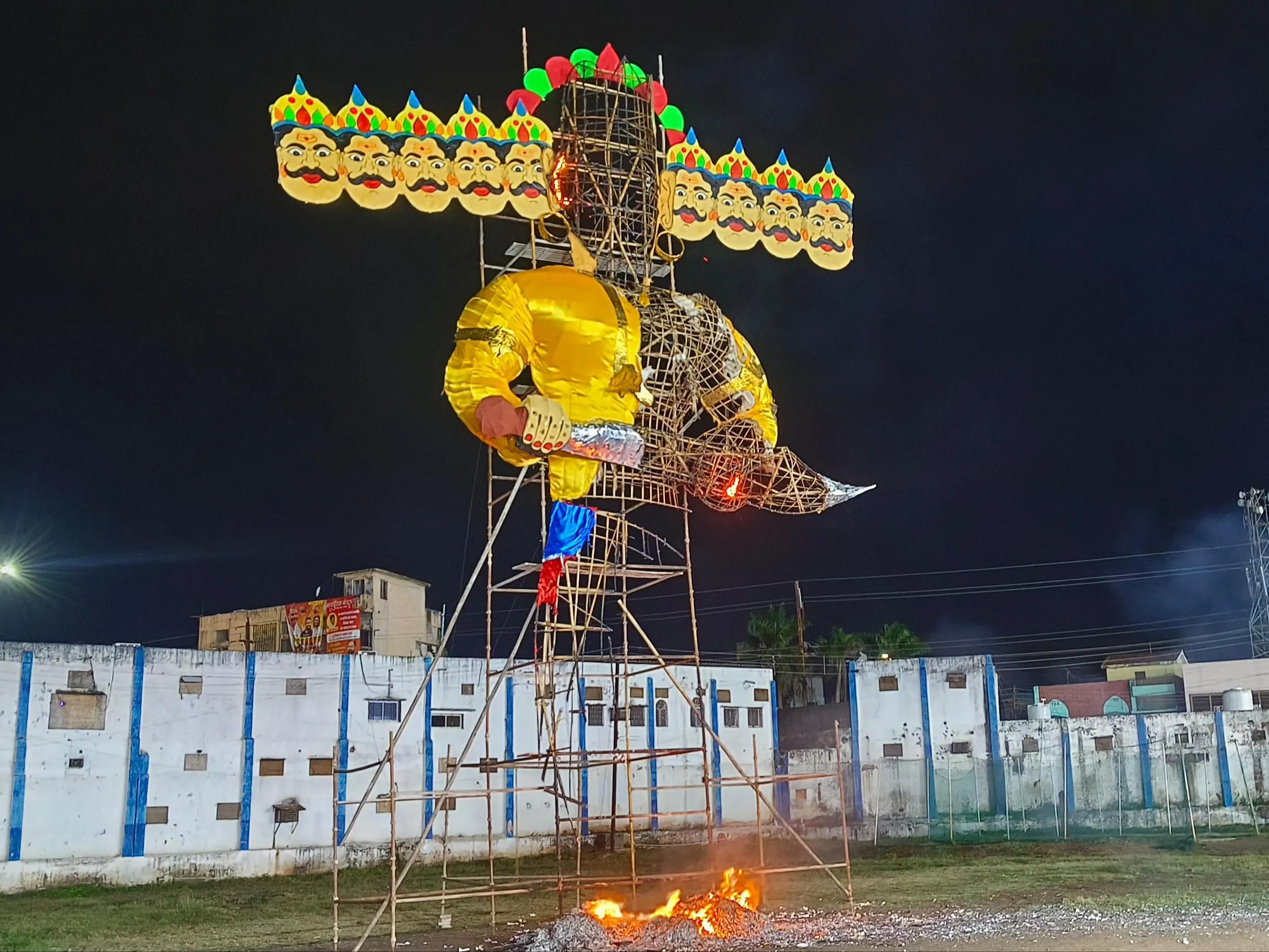 Ravana's effigy was burnt at two places today. | रतलाम में अधूरा जला रावण  का पुतला: पेट्रोल डालने पर भी नहीं जला; नगर निगम मुर्दाबाद के लगे नारे,  महापौर बोले ...