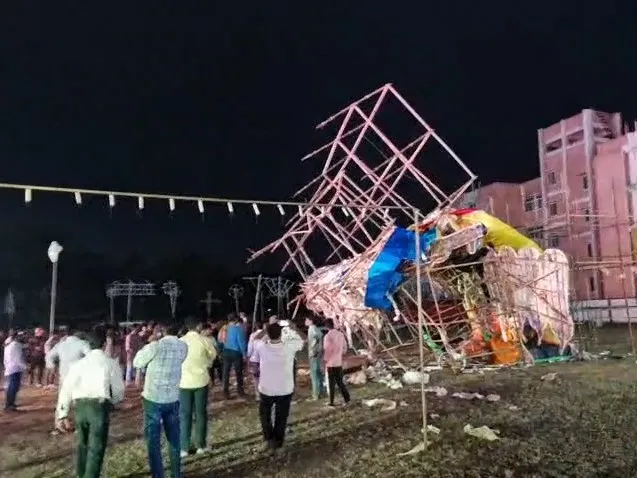 A 101-foot-tall effigy of Ravana fell due to strong winds. | तेज हवा से 101  फीट ऊंचा रावण का पुतला गिरा: उज्जैन दशहरा मैदान पर दो कारीगर हुए घायल;  बारिश के बीच