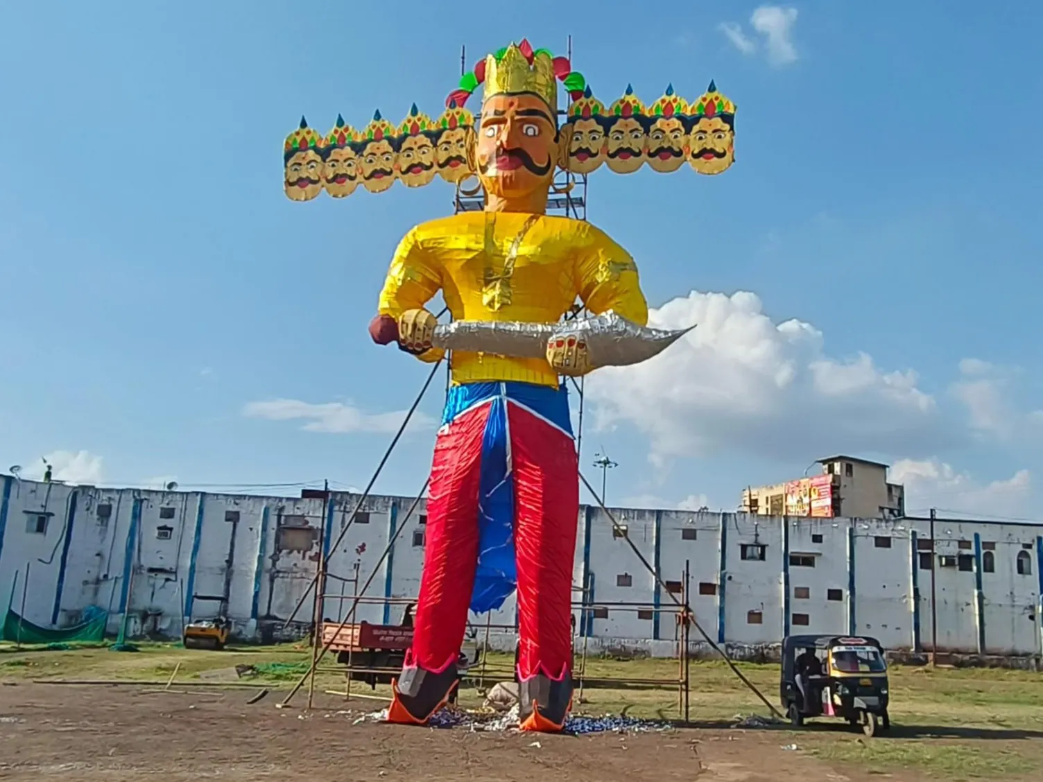 Ravana's effigy was burnt at two places today. | रतलाम में दो स्थानों पर  होगा रावण दहन: नेहरु स्टेडियम में 51, बरबड़ मेला क्षेत्र में 31 फीट का पुतला  जलेगा; बैंड ...