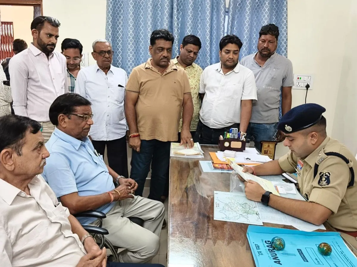 धमतरी में सिंधी समाज व अग्रवाल समाज के सदस्यों ने अमित बघेल की गिरफ्तारी की मांग की।