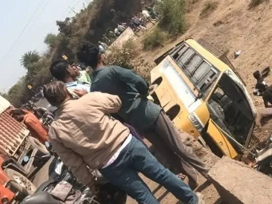 The bus carrying children on a picnic to Sanchi fell into the river. |  पिकनिक पर जा रही स्कूली बस नदी में गिरी: विदिशा में 25 स्टूडेंट घायल; सामने  से आ रहे