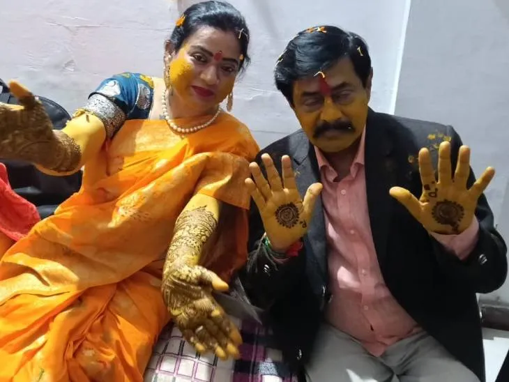 अपनी मेहंदी दिखाते हुए दीपक जोशी और पल्लवी राज सक्सेना।