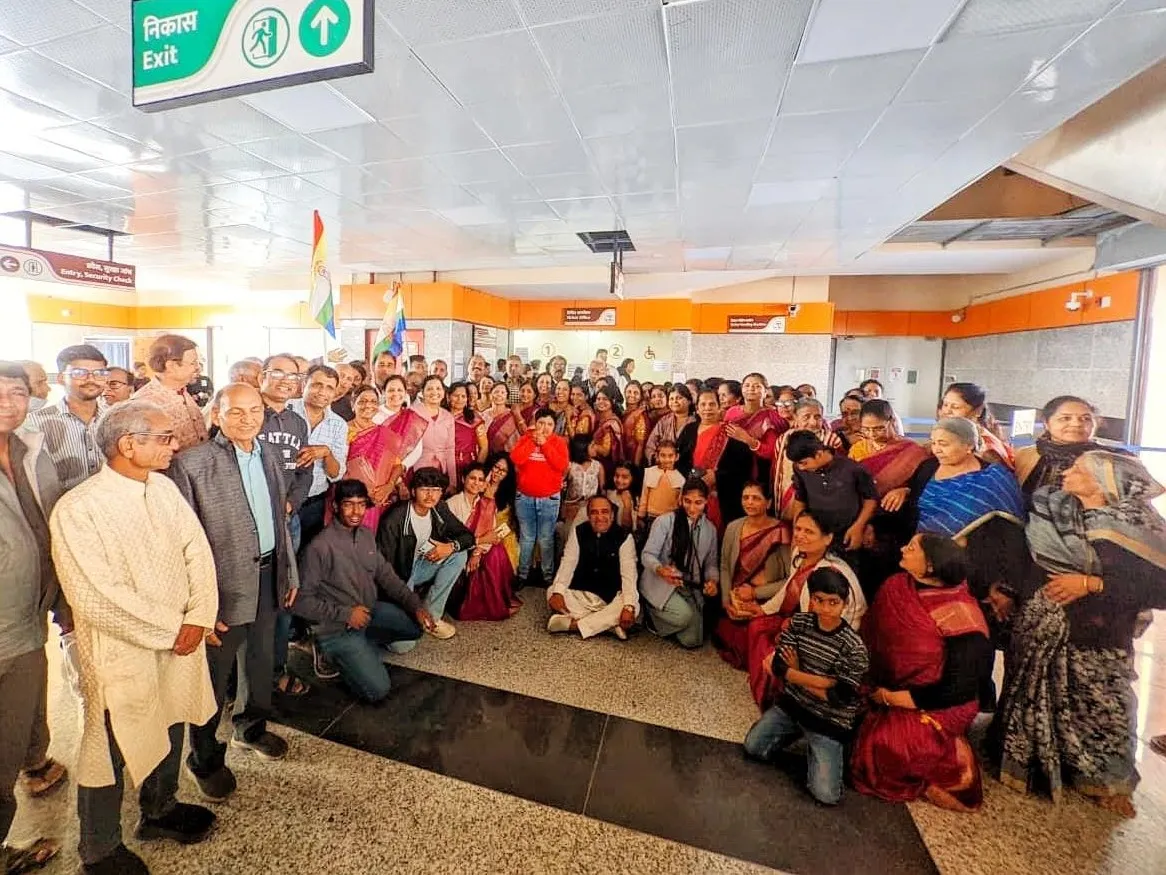 एम्स स्टेशन पर टिकट नहीं मिलने से नाराज लोग जमीन पर ही बैठ गए। - Dainik Bhaskar